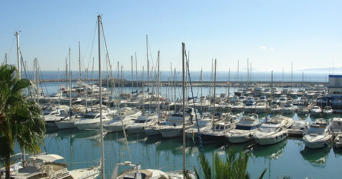 Puerto de Estepona — Catamaran vs Motor Yacht, 2026 guide