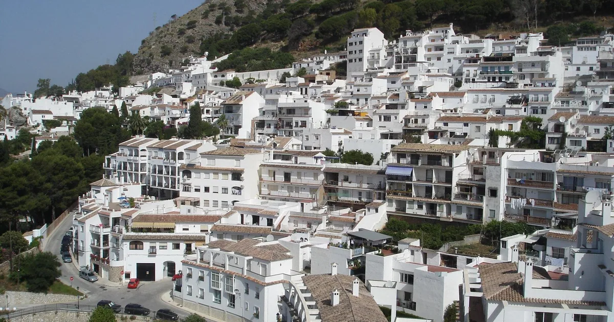 Whitewashed houses of Mijas Pueblo on the hillside above Fuengirola — Mijas feria guide