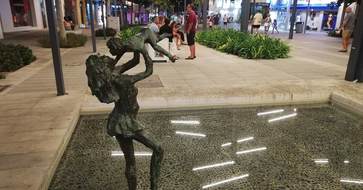 Escultura pública en Torremolinos — Private Karaoke, 2026 guide
