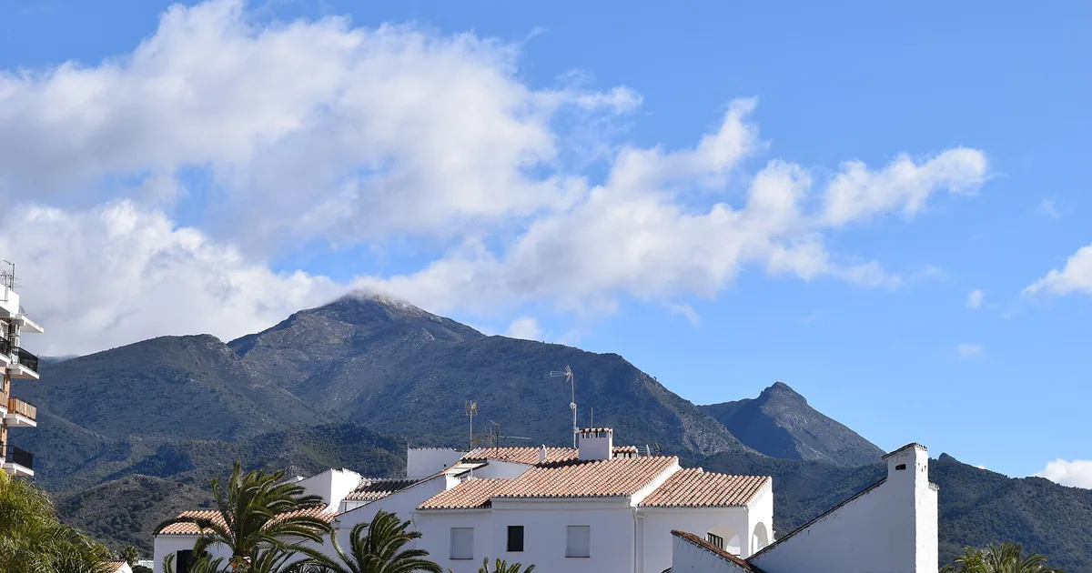 The Mountains from Playa Carebeo, Costa del Sol — Peak Season Survival, 2026 guide